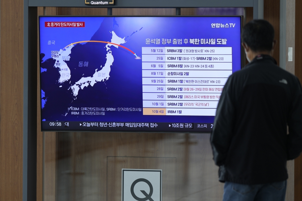 南韓民眾在首爾火車站觀看北韓射彈的電視新聞。（美聯社）