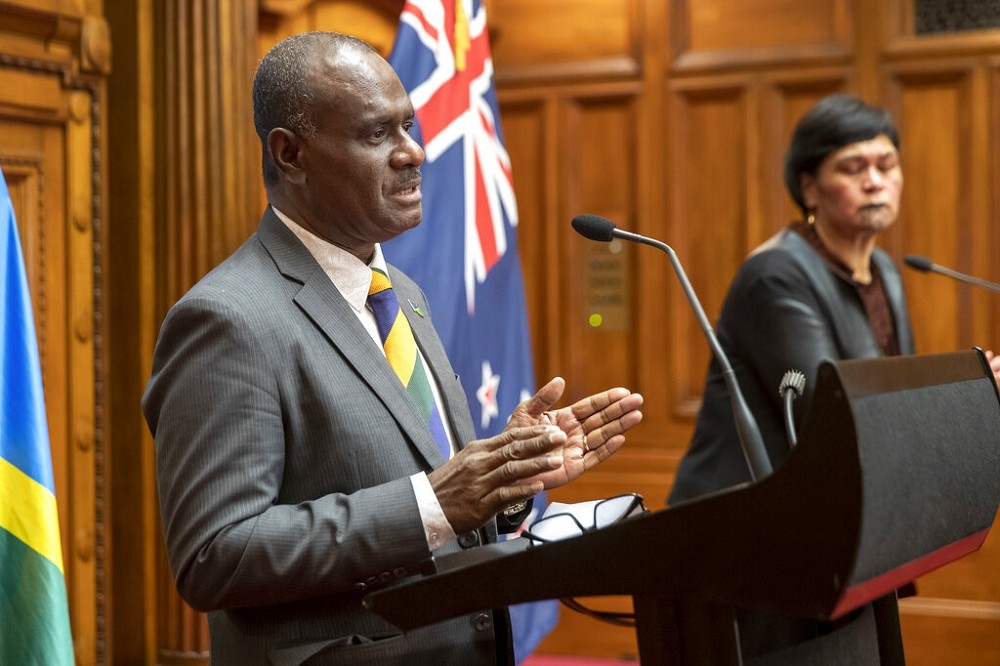 索罗门群岛外长马内列（前）和纽西兰外长马胡塔４日举行联合记者会。（美联社）(photo:UpMedia)