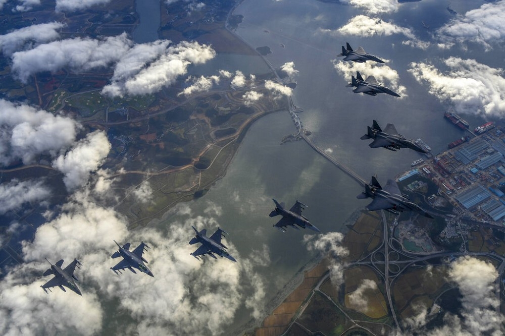 韓美空軍4日在南韓聯合演習。（美聯社）