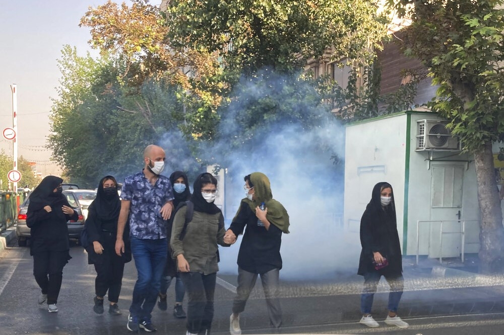 伊朗抗議持續延燒，包括中學生也開始走上街頭，加入抗議行列。（美聯社）