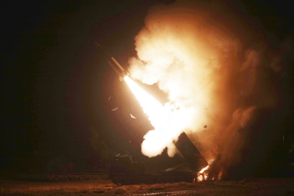 南韓軍方與駐韓美軍共試射4枚ATACMS短程飛彈，回應4日北韓射彈挑釁。（美聯社）