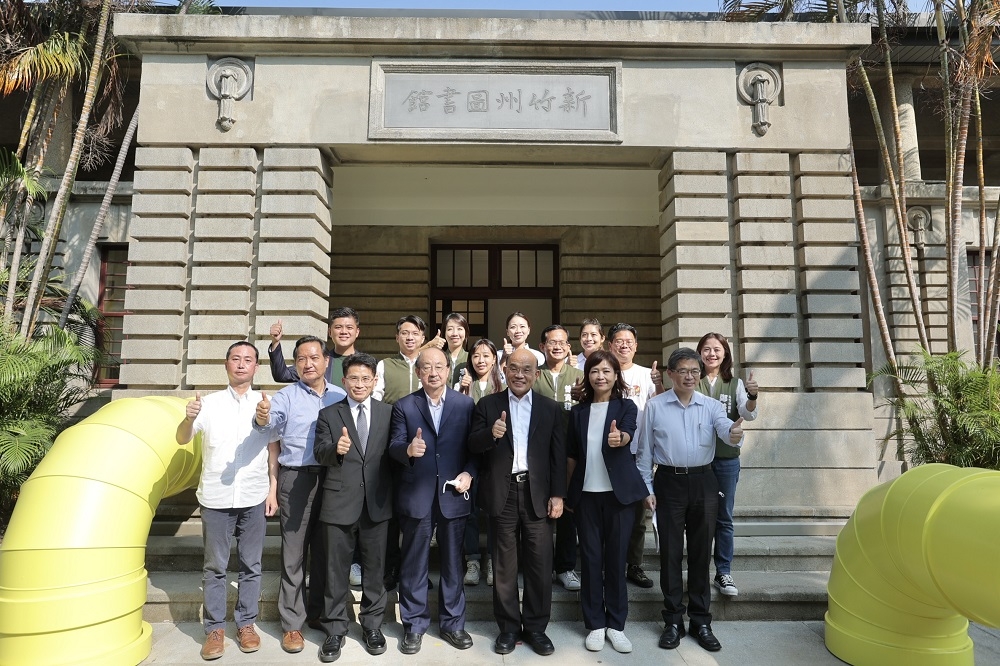 行政院長蘇貞昌(前排右三)參訪新竹州圖書館，力讚其為公私協立修復古蹟典範。（新竹市政府提供）