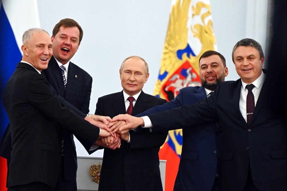 俄國總統普丁和俄國在兼併的烏克蘭4地區任命的首長在克里姆林宮。（美聯社）