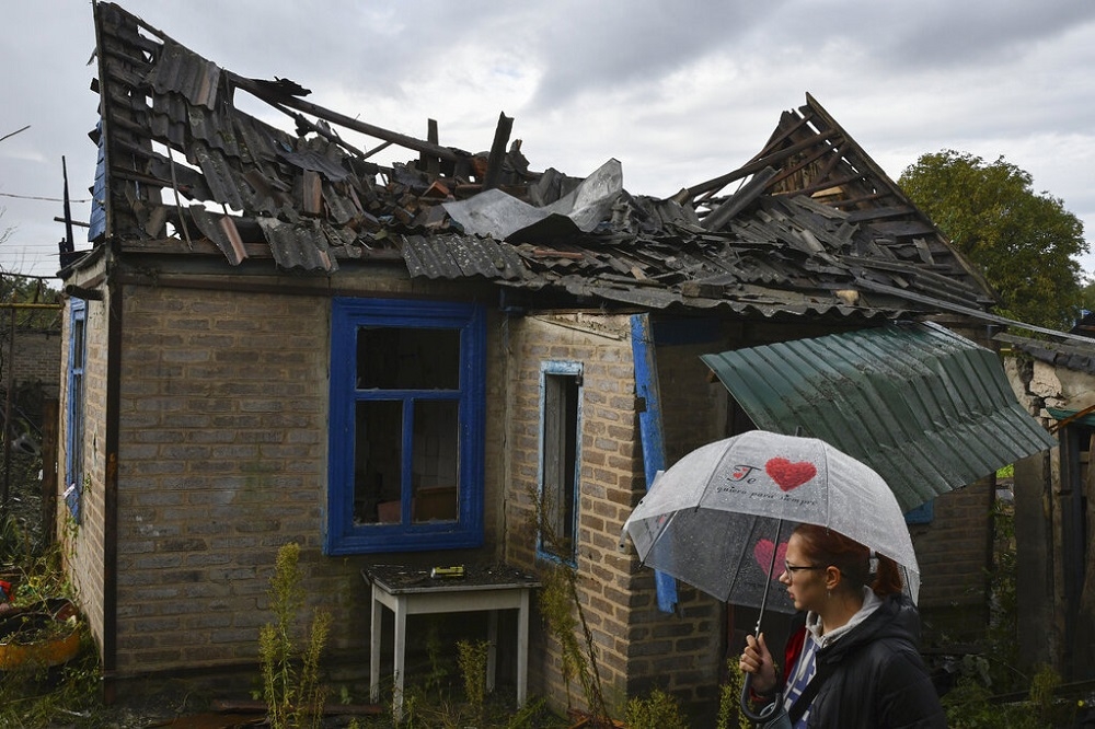 世界银行估计，今年乌克兰的经济将萎缩35%。图为一名乌克兰克拉莫托斯克市（Kramatorsk）的居民站在残破的家园旁边。（美联社）(photo:UpMedia)