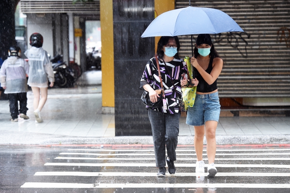 中央氣象局今天（6日）發布大雨特報，基隆北海岸、東北部地區及台北市山區有局部大雨發生的機率。（資料照／張哲偉攝）