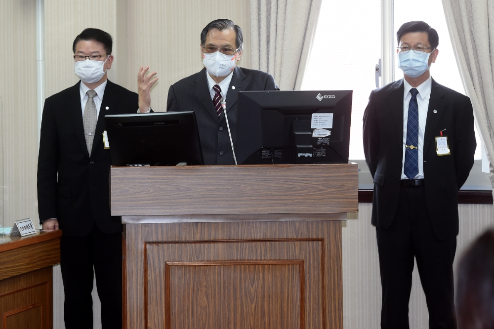 國安局長陳明通（中）、政戰局長楊安 （右）6日在立法院說明出訪資料外洩的原因。 （張哲偉攝）