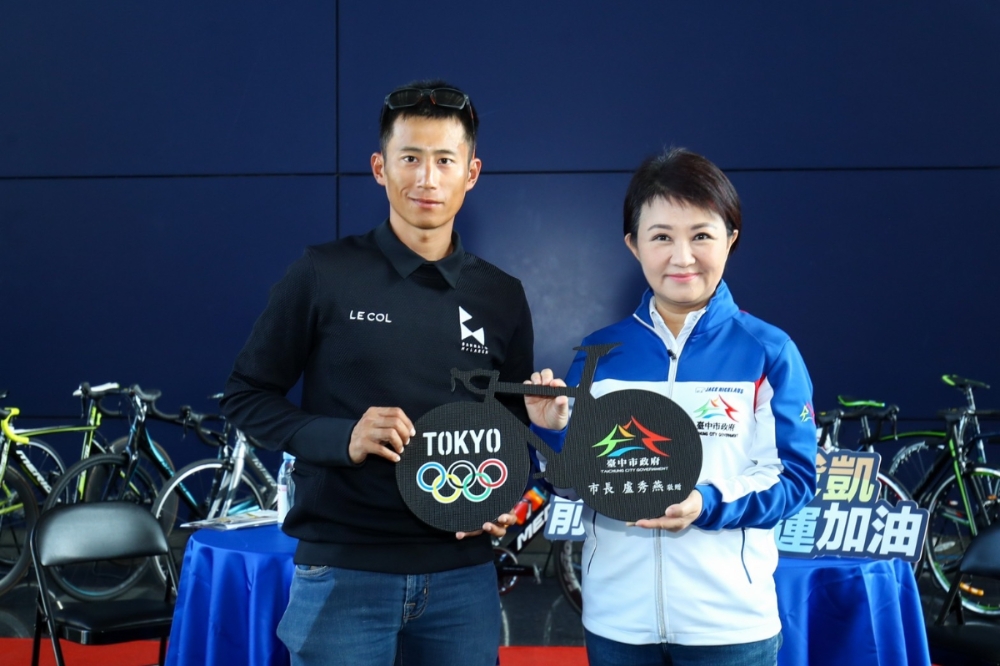 台中之光馮俊凱率隊參加2022國際自由車環台公路大賽勇奪團體冠軍，市長盧秀燕開心祝賀。（台中市政府提供）