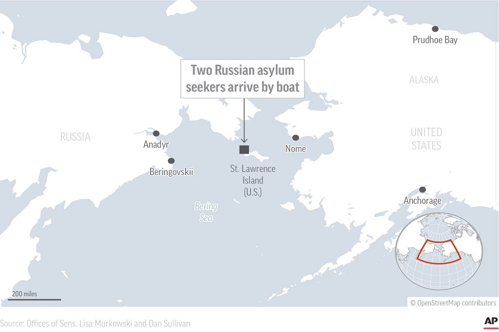 2名俄國人搭船跨越白令海峽，前往阿拉斯加的聖勞倫斯島。（美聯社）