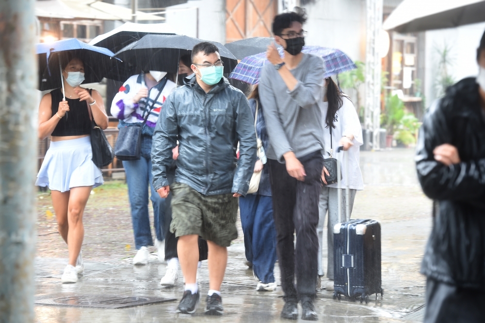 雨彈狂炸！北台5縣市豪大雨特報　冷空氣國慶來襲低溫下探16度