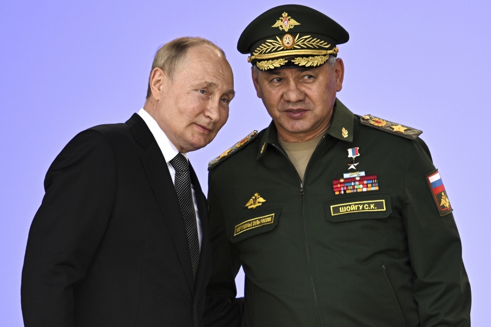俄羅斯國防部長蕭依古（右）是普丁的親信，但近來因戰事失利備受批評。（美聯社）
