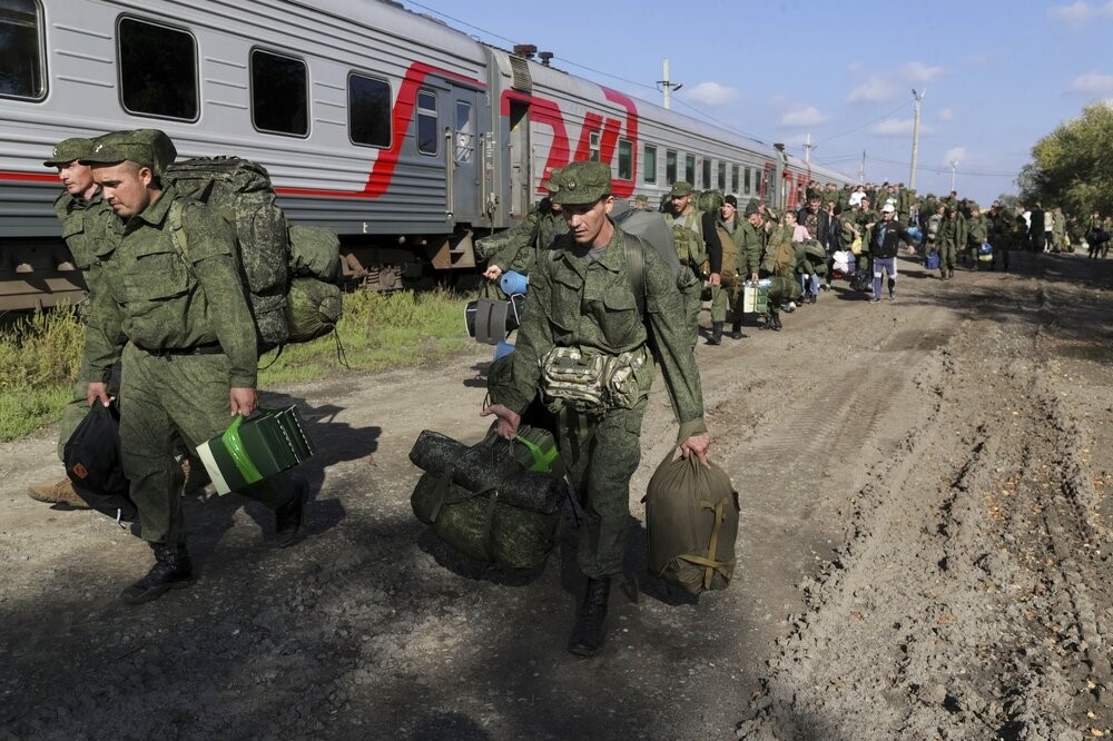 俄國總統普丁表示要用核武捍衛新併吞的領土。圖為俄國軍人在伏爾加格勒準備搭火車。（美聯社）