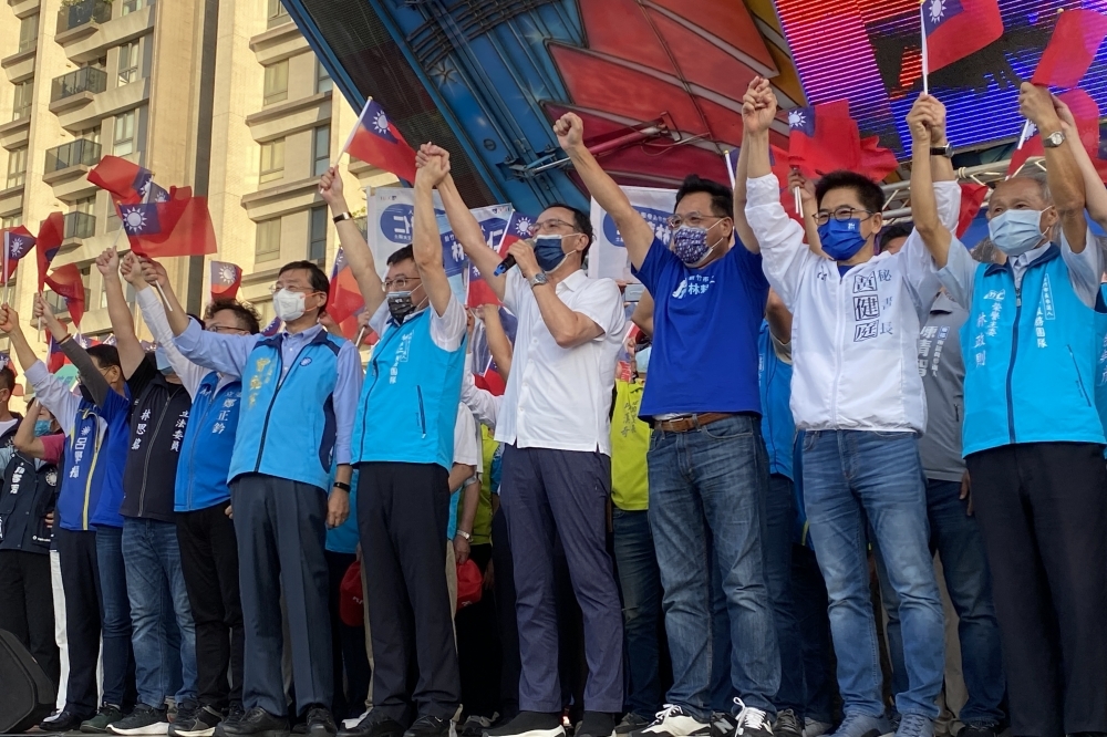 國民黨提名的新竹市長候選人林耕仁今午在北區舉辦首場戶外大型造勢活動，現場冠蓋雲集，包括黨主席朱立倫也站台力挺。（沈粲家攝）