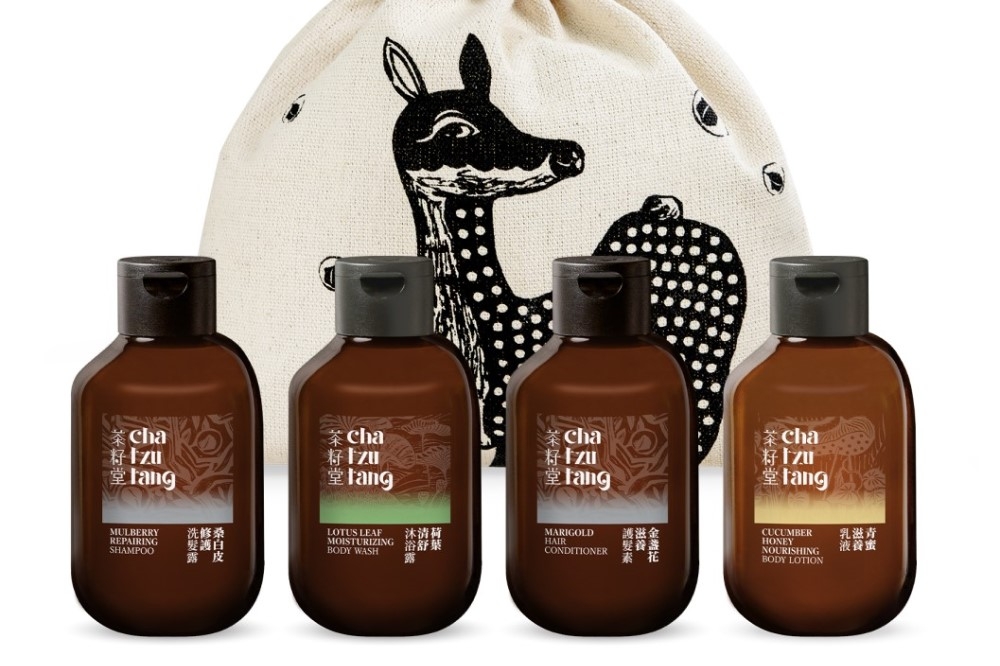 茶籽堂小鹿袋旅行組，瓶身以「減少、回收、再生」理念製成。（恆好玩提供）