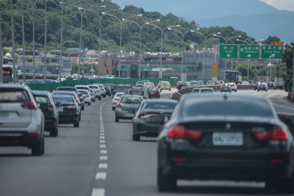 高公局表示，9日北返車潮現身，部分路段恐壅塞至晚間12點。（資料照片／張哲偉攝）