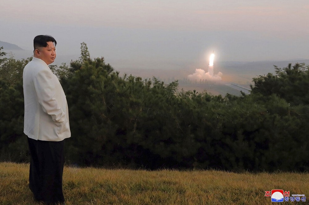 北韓政府10日提供的照片，顯示領導人金正恩在一個未公開的地點督導飛彈試射。（美聯社）