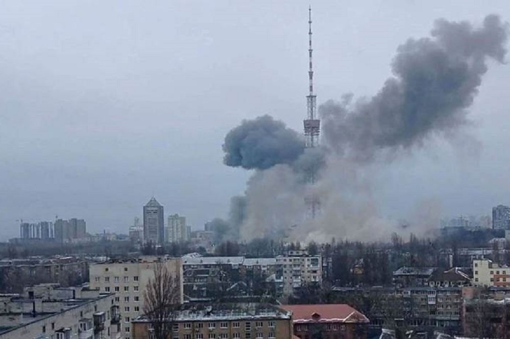 基輔10日上午傳出至少兩起巨大爆炸聲響。（取自推特）