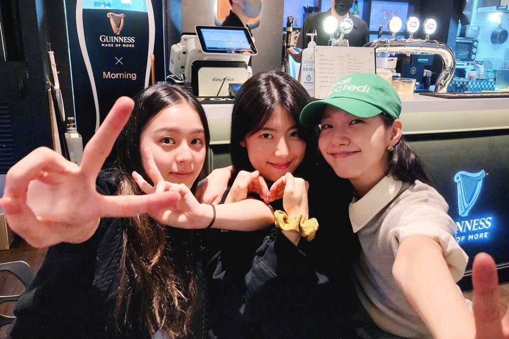 金高銀（左起）、南志鉉與朴持厚在《小女子》中扮演的三姐妹歷經磨難總算撥雲見日，迎來美好結局，戲外她們也建立起革命情感。（取自tvN）