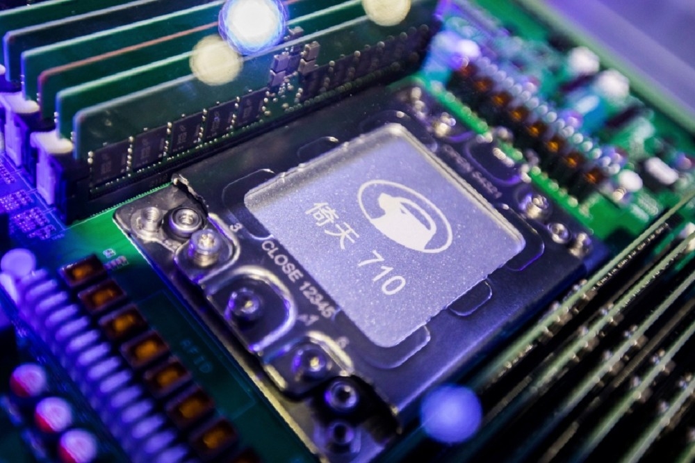 中美科技战升级。图为阿里巴巴旗下半导体公司研发的「倚天710」伺服器晶片。（美联社）(photo:UpMedia)