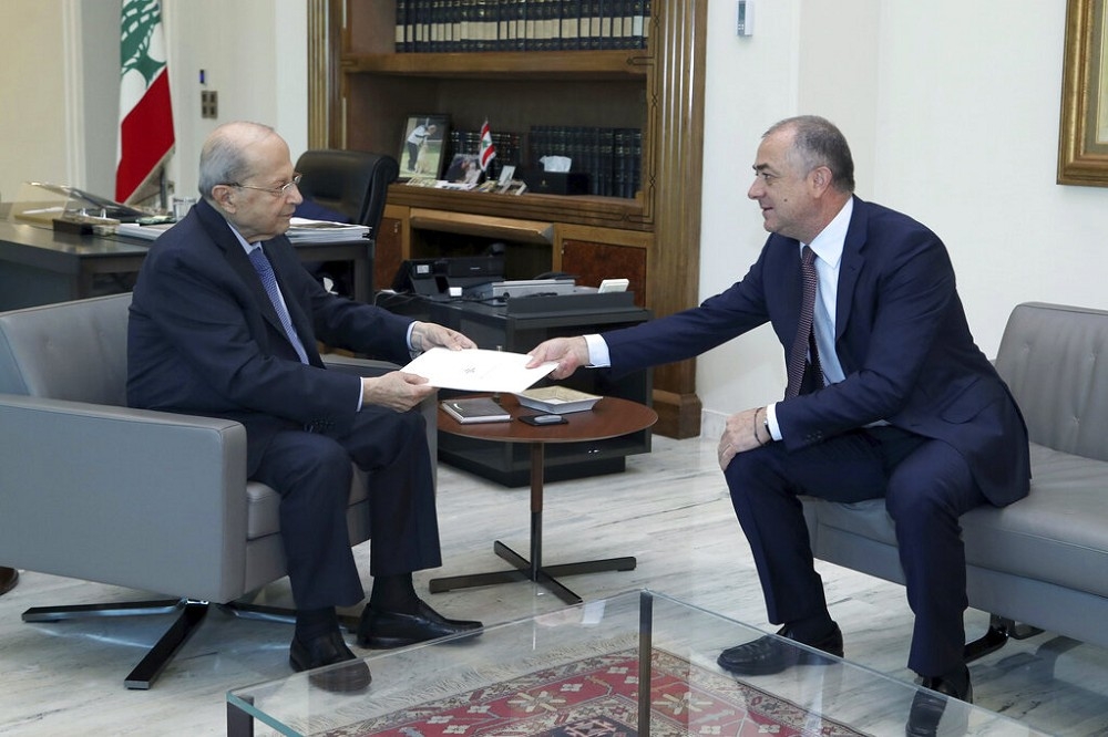 黎巴嫩總統奧恩（左）收下黎國與以色列簽訂的協議。（美聯社）