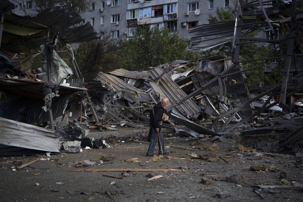 烏克蘭東南部扎波羅熱市遭俄國攻擊後的殘破景象。（美聯社）