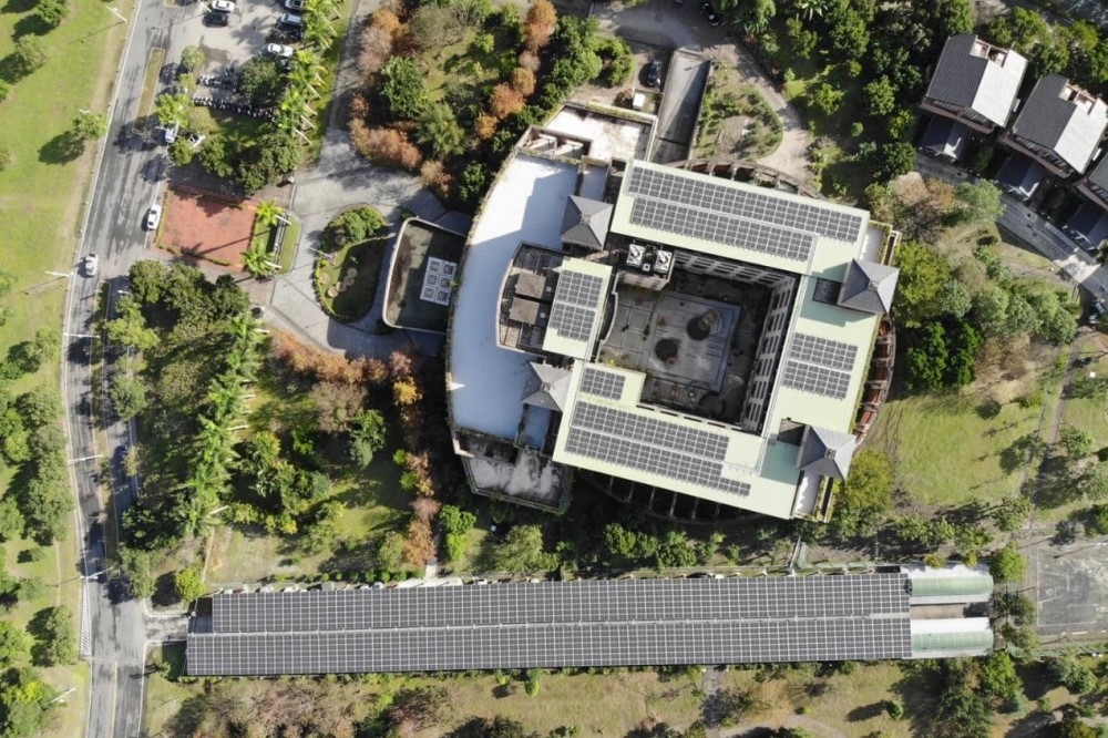 新鑫公司設於宜蘭地方法院的地面型與屋頂型太陽能案場。（新鑫公司提供）