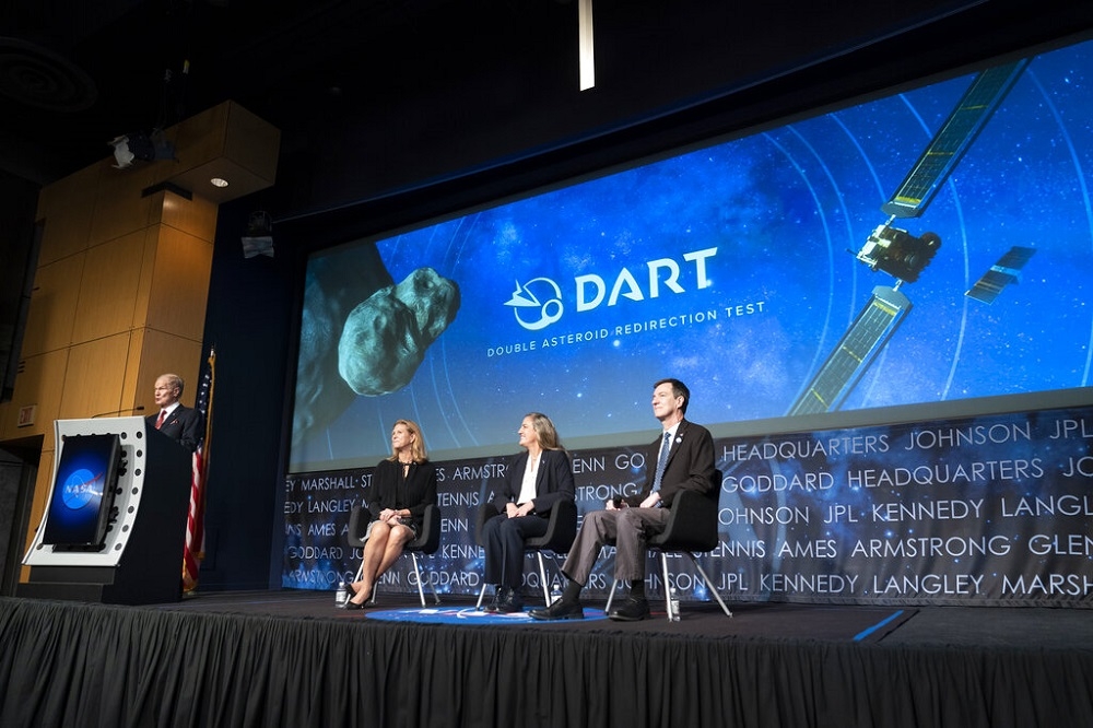NASA的科學家11日召開記者會，宣布9月底的小行星撞擊任務圓滿成功。左起為NASA署長尼爾森、行星科學部門主管葛雷茲、約翰霍普金斯大學應用物理實驗室DART任務主管夏波（Nancy Chabot）、DART任務小組科學家史塔勒（Tom Statler）。（美聯社）