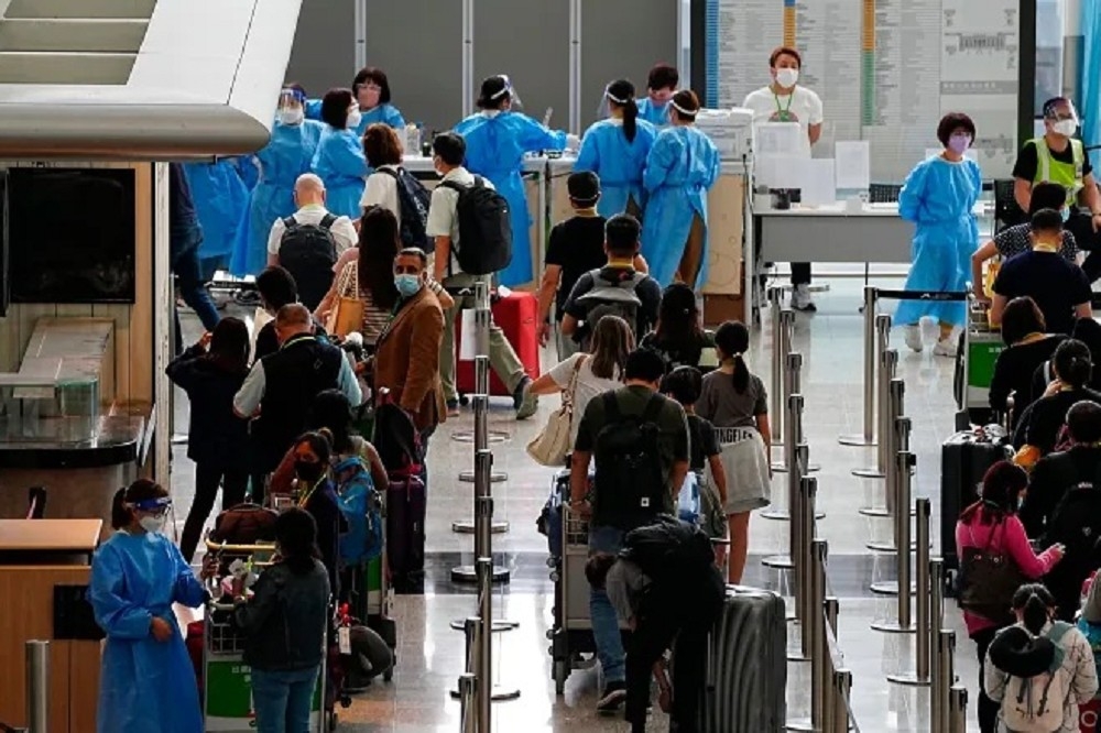 香港国际机场入境旅客9月等候入境到隔离旅馆。（美联社）(photo:UpMedia)