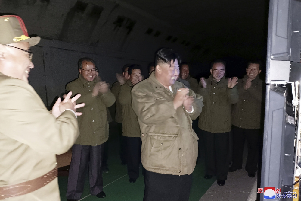 北韓成功試射巡弋飛彈，領導人金正恩開懷大笑。（美聯社） 