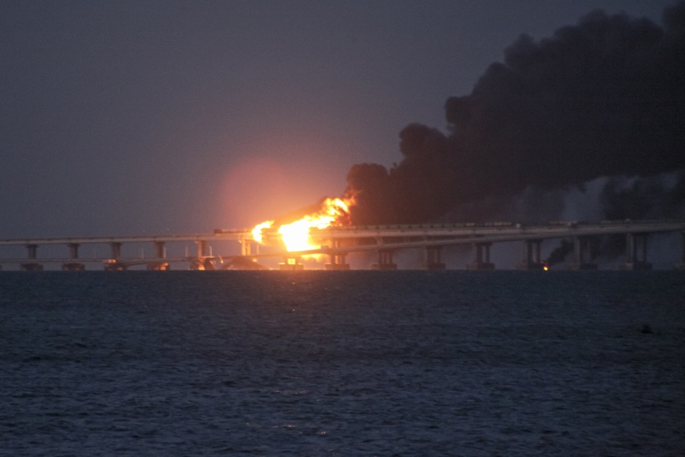 横跨克赤海崃的克里米亚大桥8日被炸断，冒出熊熊火光。（美联社）(photo:UpMedia)