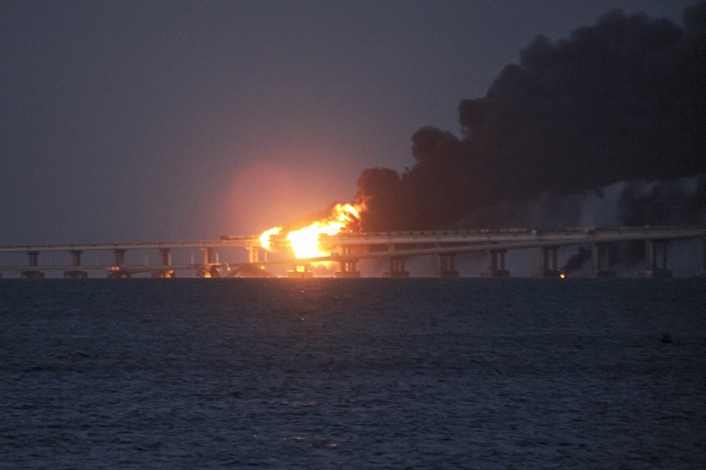 橫跨克赤海峽的克里米亞大橋8日被炸斷，冒出熊熊火光。（美聯社）