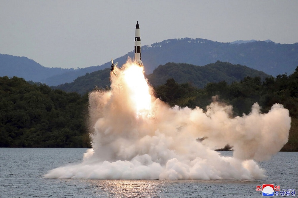 圖為北韓政府10日釋出的飛彈試射畫面。（美聯社）