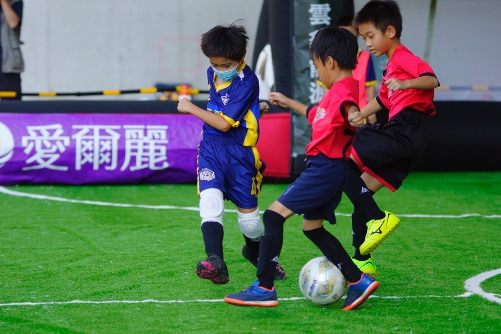 愛爾麗醫療集團支持兒童足球發展。(愛爾麗提供)