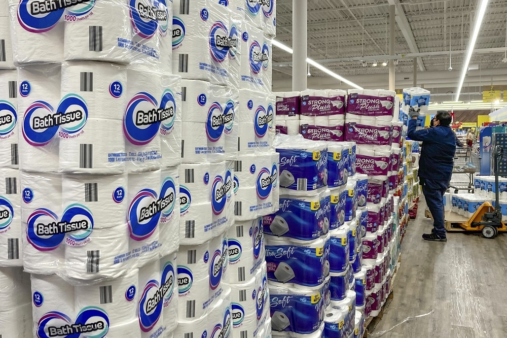 全球紙漿供應吃緊，衛生紙可能再漲價。（美聯社）