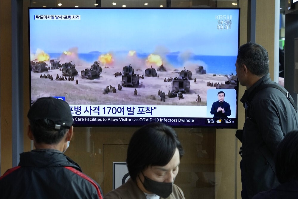 南韓民眾關注電視中，有關北韓下午重砲射擊的報導。（美聯社）