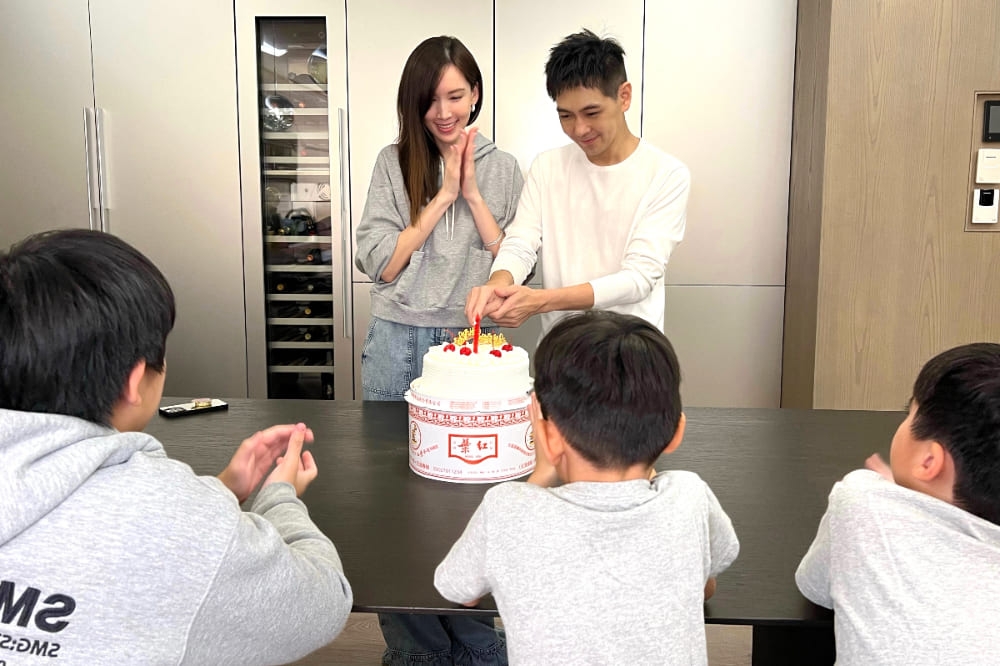 林志穎（右）在車禍後首度露面，在老婆陳若儀（左）以及3個兒子的陪伴下慶祝48歲生日。（吉米工作室提供）