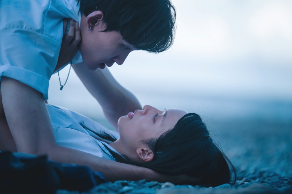 王渝萱（下）與葉廷麒在海邊礫灘上，發生了人生中的第一次性愛。(奇葩娛樂提供)