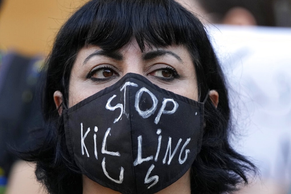 居住在黎巴嫩的伊朗人佩戴写着「不要再杀我们」字样的口罩，为了阿密尼之死上街抗争。（资料照片／美联社）(photo:UpMedia)