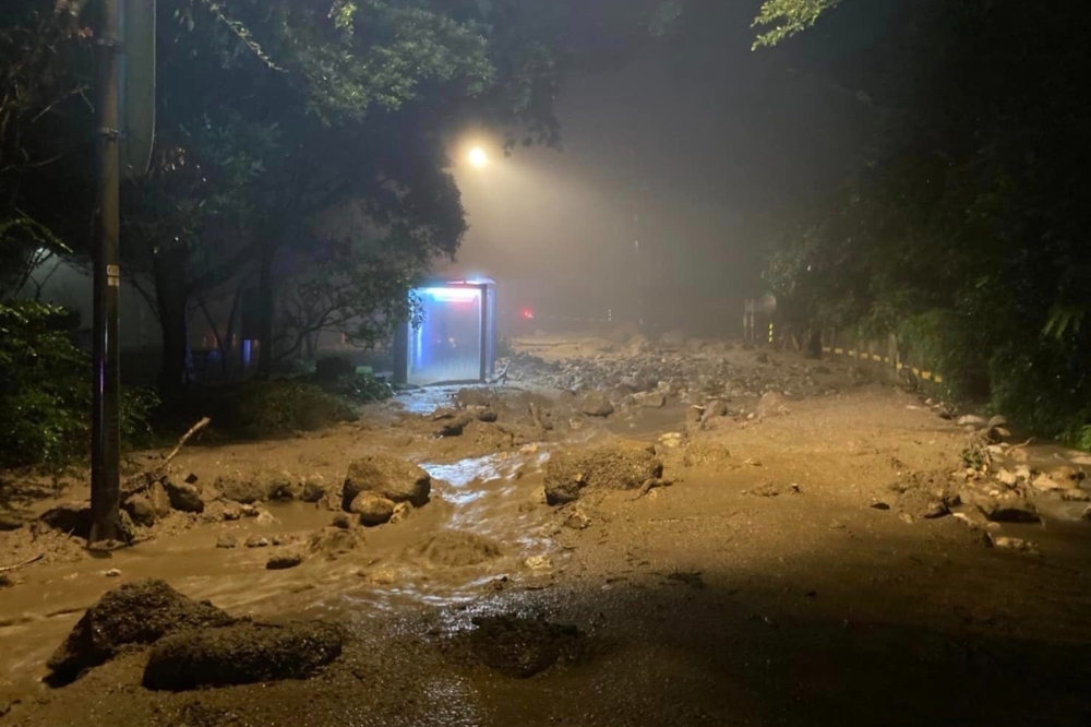 受尼莎颱風豪雨影響，陽明山多處道路出現坍方、土石流。（取自陽明山國家公園臉書）