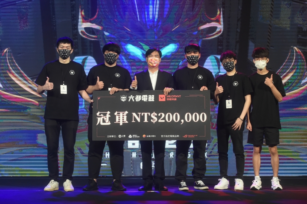 高雄市長陳其邁現身2022《六都電競爭霸戰》總決賽為特戰英豪冠軍隊伍「金色狂風 4.0」頒發冠軍獎金20萬元。
