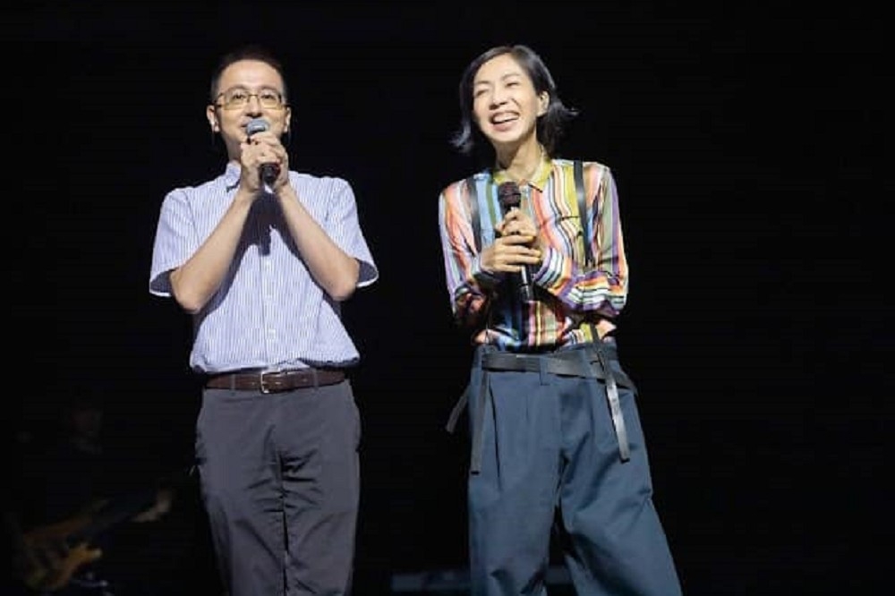 羅一鈞（左）15日擔任音樂節演出嘉賓，與歌手萬芳一同登台演唱，笑稱「這比疫情記者會還不緊張」。（取自萬芳 One-Fang臉書）