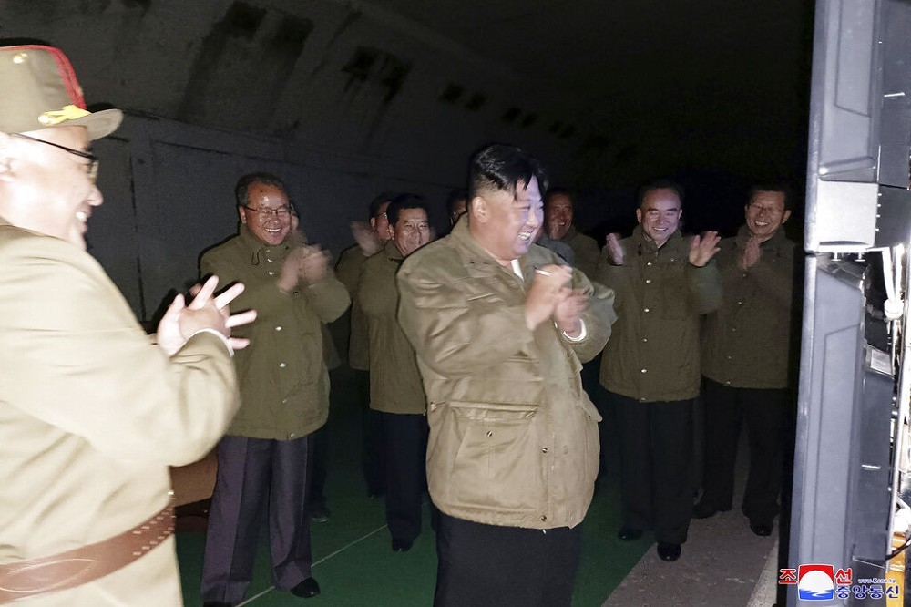 北韓領導人金正恩視察飛彈試射。（美聯社）