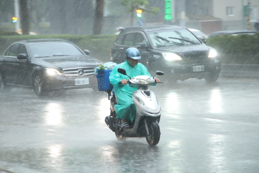 受尼莎颱風外圍環流與共伴效應影響，全台多處雨勢強烈，桃園及宜蘭部分學校宣布明天（17日）停止上課。（資料照片／王侑聖攝）