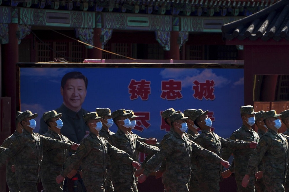 北京16日召開中共二十大會議，北京街頭可見解放軍士兵協助維安。（美聯社）