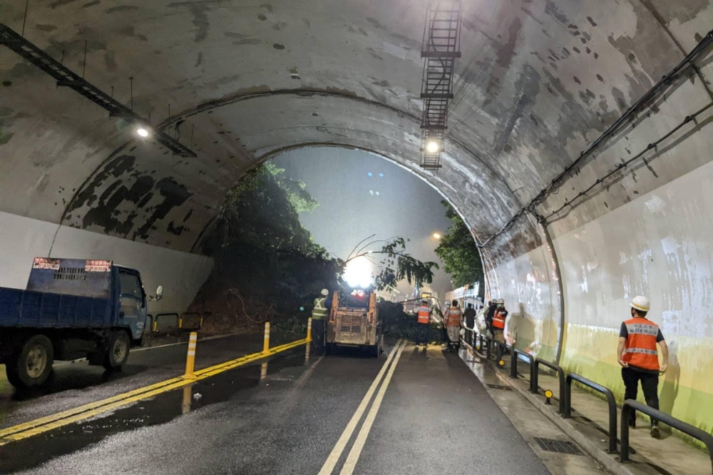 康湖隧道16日因豪雨導致邊坡坍方，落石及大樹阻擋在路口。（取自蔣萬安臉書）