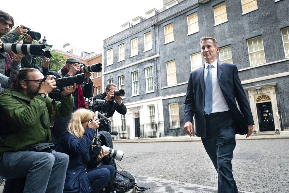 新上任的英國財政大臣杭特，幾乎撤銷所有首相上月提出的減稅政策。（美聯社）