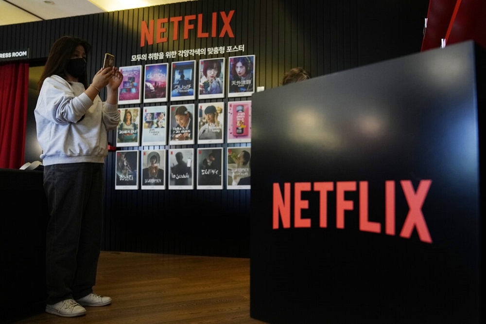 Netflix第三季推出許多強檔電視劇，包含韓劇「非常律師禹英禑」。圖為釜山國際影展會場的Netflix海報。（美聯社）
