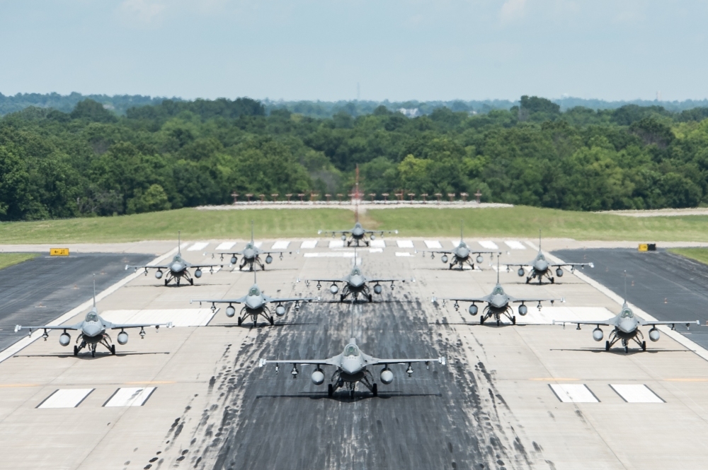 美國空軍被評為「非常虛弱」且問題多多，根本外強中乾。圖為進行「大象走路」演訓的美軍F-16機隊。（取自DVIDS）