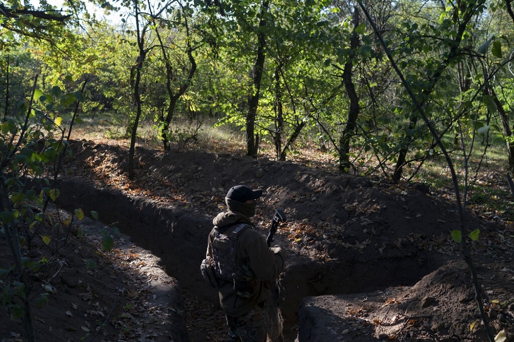 俄軍新任指揮官坦承，在烏克蘭赫爾松一帶的戰況「吃緊」。圖為烏軍奪回赫爾松部分地區之後，一名士兵在檢視一處由俄軍挖掘的壕溝。（美聯社）