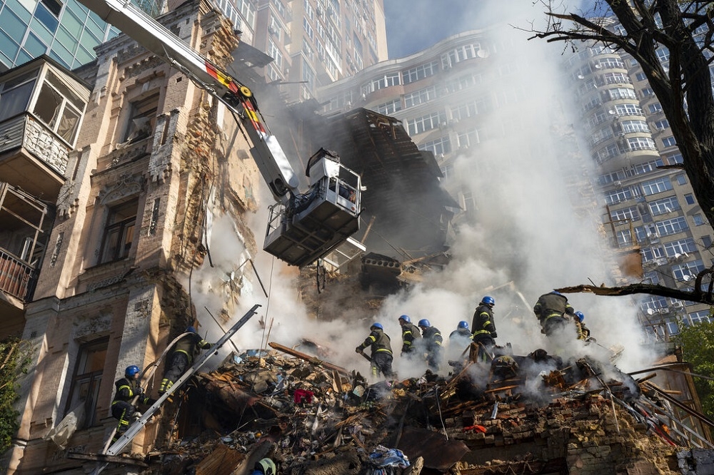 圖為烏克蘭基輔一處建築17日遭無人機攻擊後的場景。（美聯社）