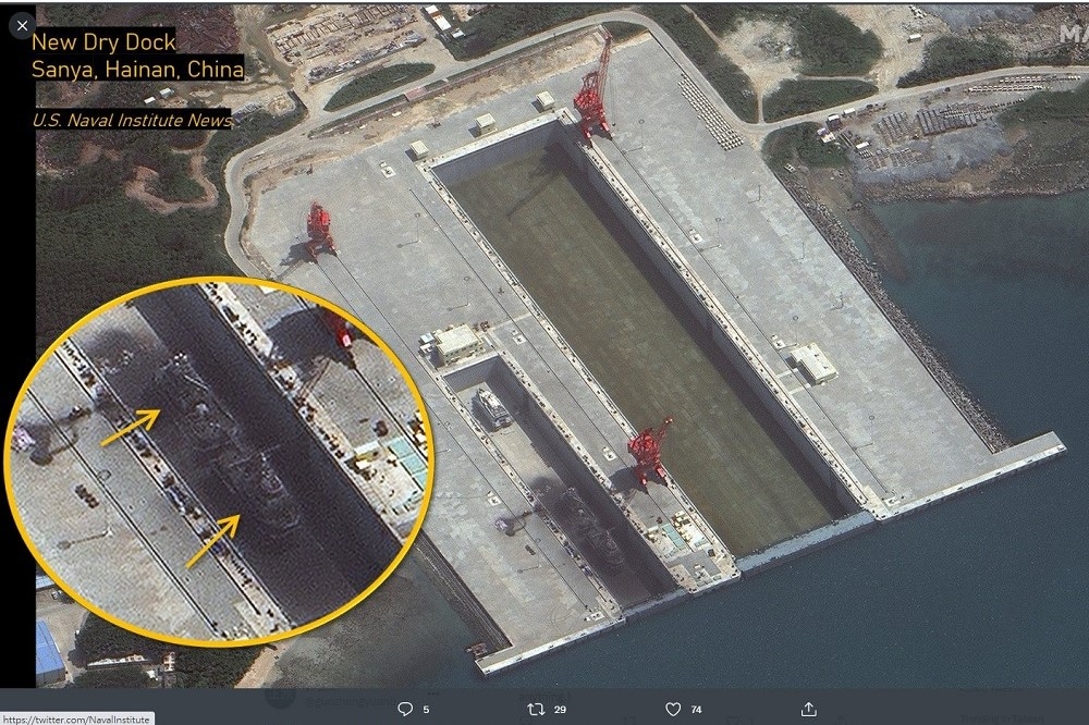 衛星圖像顯示，較小船塢內的2艘小艇已燒成一片焦黑。（取自USNI News推特）